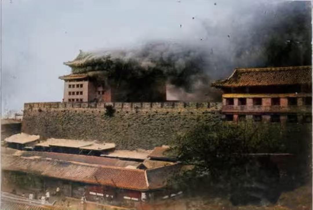 1900年，八国联军攻入紫禁城，还真有同胞递梯子、推车送补给，辅助洋人攻城！
