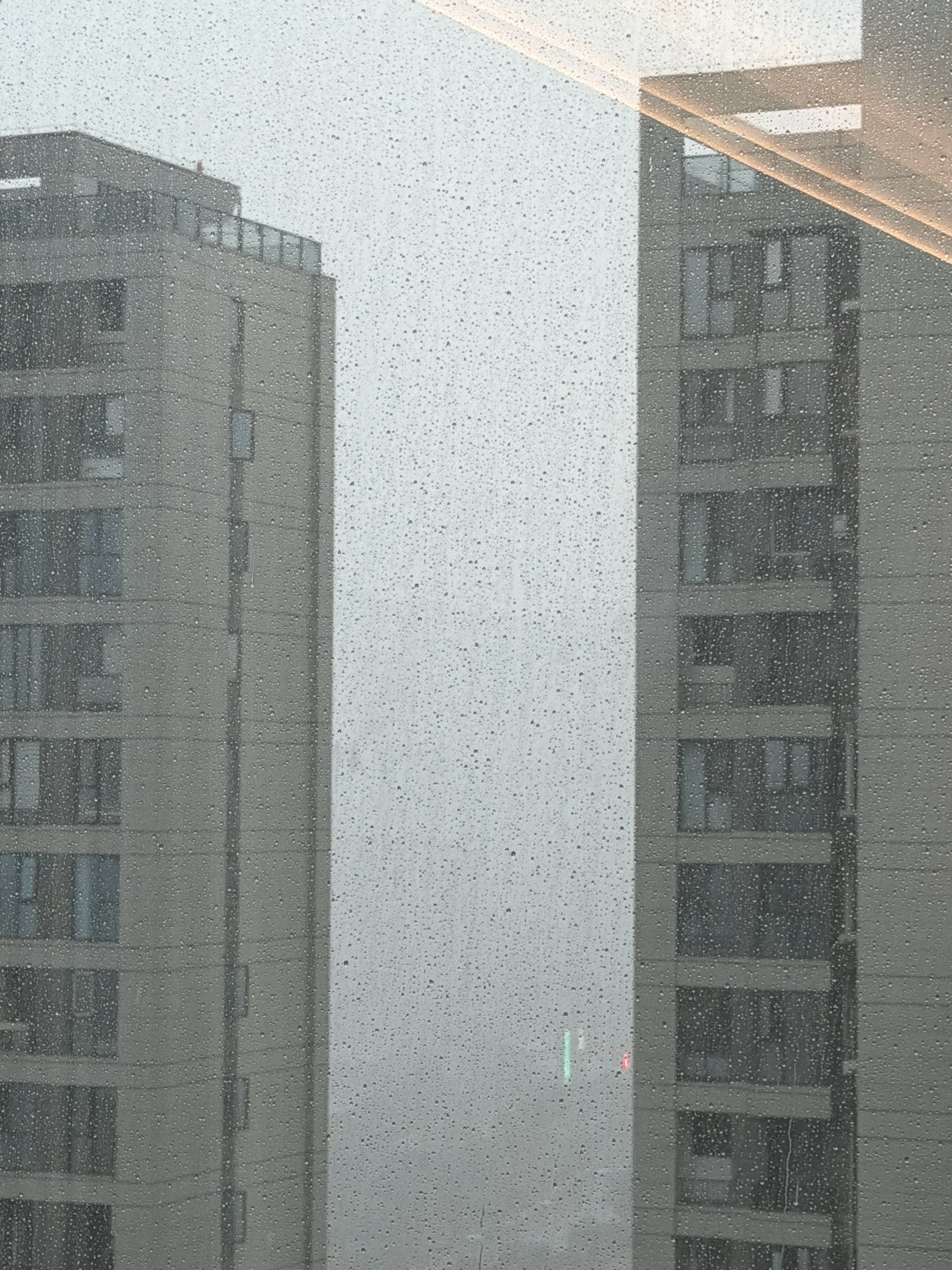 今天的雨比巴威台风的还大忘记给玻璃喷一点洗洁精了 