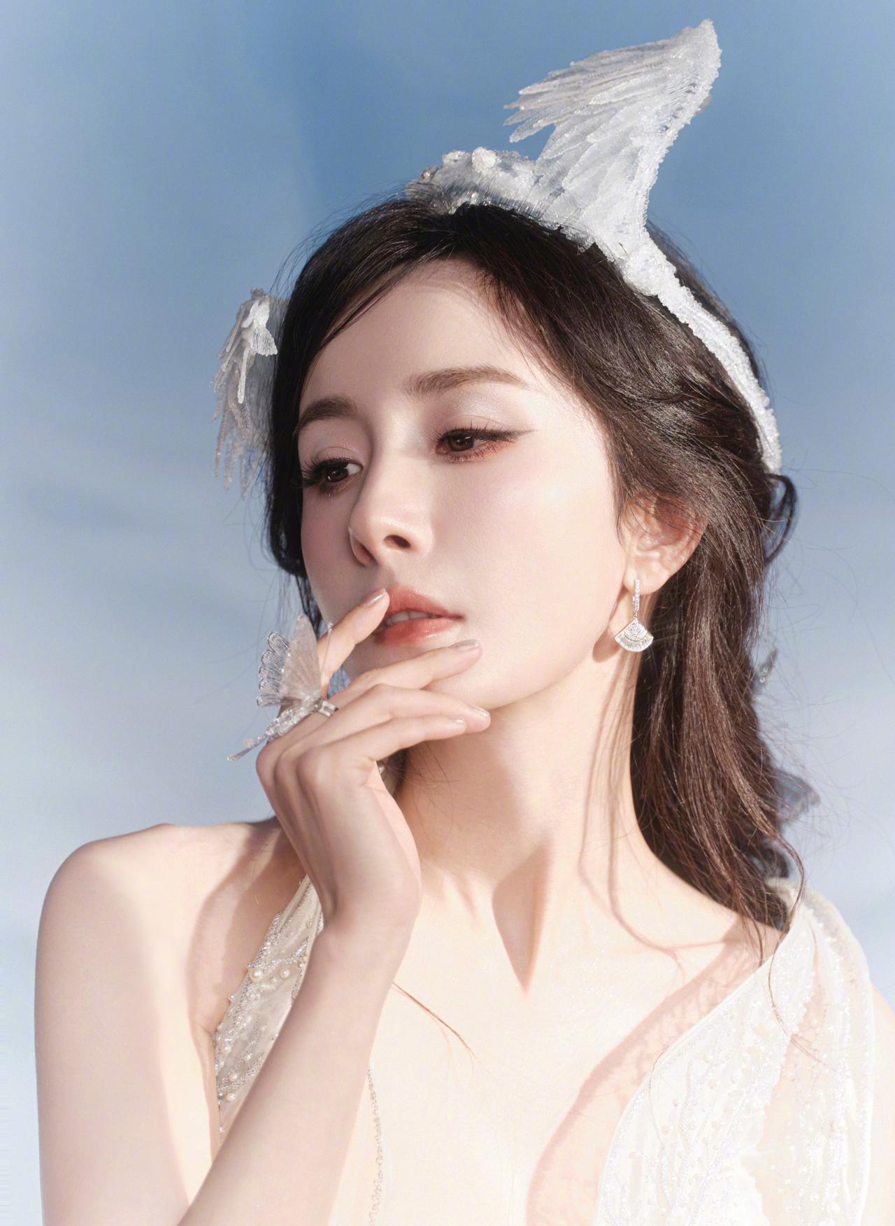 杨幂cos冰雪女神，狐狸魅眼被洁白衬托更显魅惑杨幂 20251026