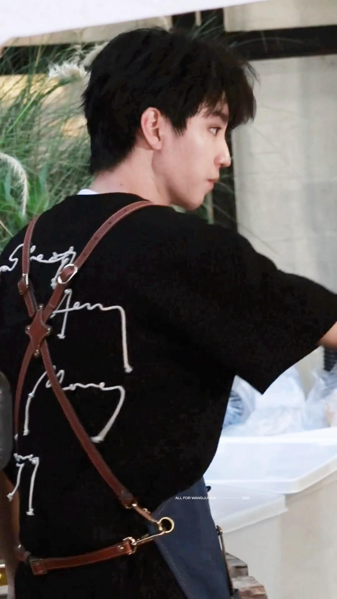 嘎嘎嘎奶凶正面🆚侧面视角，Linda 你坦白吧，怎么惹到他了！王俊凯 中餐厅1