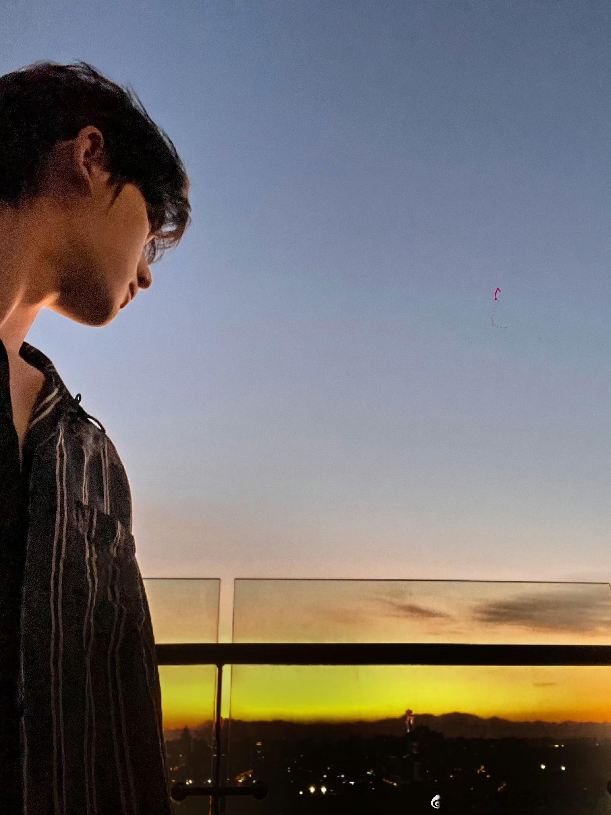 #丁程鑫侧颜下颌线##丁程鑫晚霞随拍#丁程鑫晚霞随拍，侧颜下颌线绝了[可怜][可