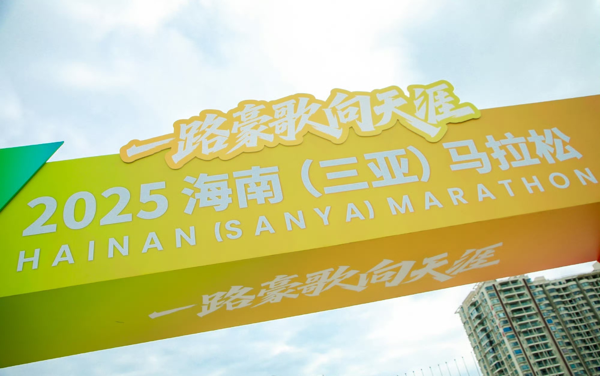 刘畊宏在三亚一秒穿越回夏天 这温度差异也太大了吧！北方裹着羽绒服，刘畊宏带着1.