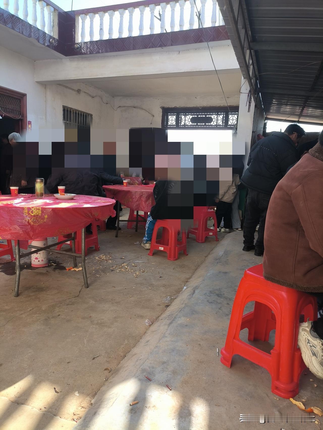 前几天，一家亲戚为孙子摆生日宴，我早早赶到了亲戚家。
到亲戚家时，许多客人已到。