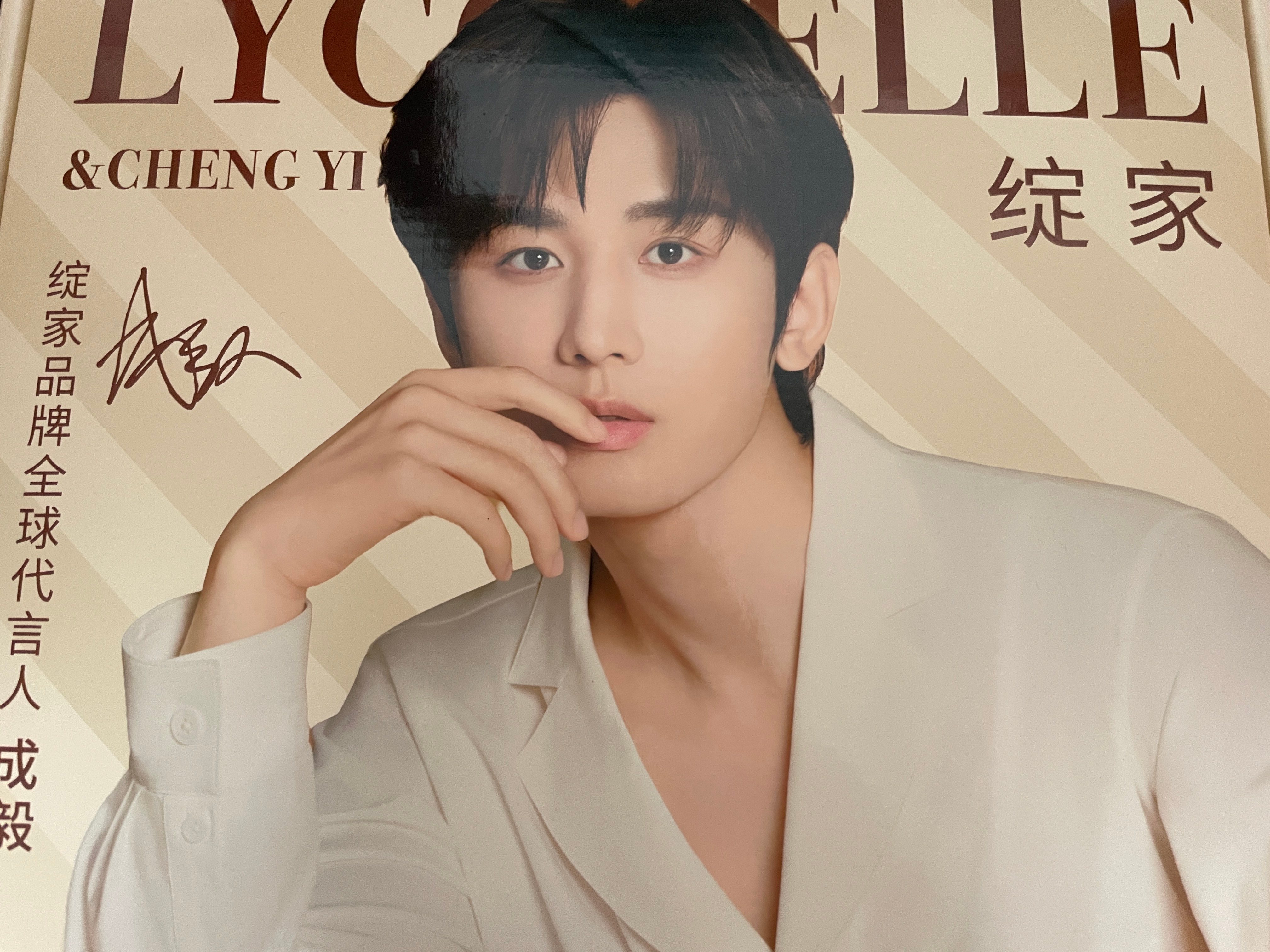 到家就开洗了，今晚洗两桶，明天洗衣机要不就别停了吧，把能洗的不能洗的都洗了