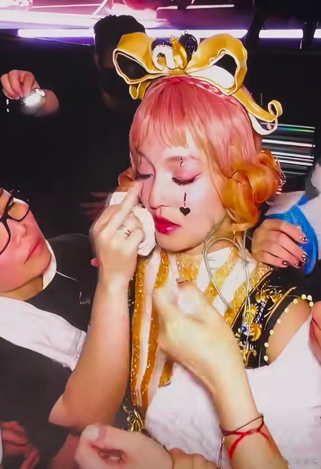 我们总是很羡慕艺人的光芒，他们被追逐被热爱，赚很多钱。 但他们流泪流汗的时候，我
