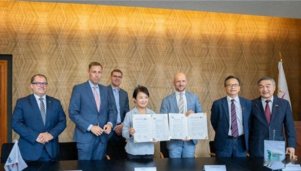 德国人这次给卢秀燕上了一课：你想拜把子，人家只想谈生意

卢秀燕这趟欧洲行，排场