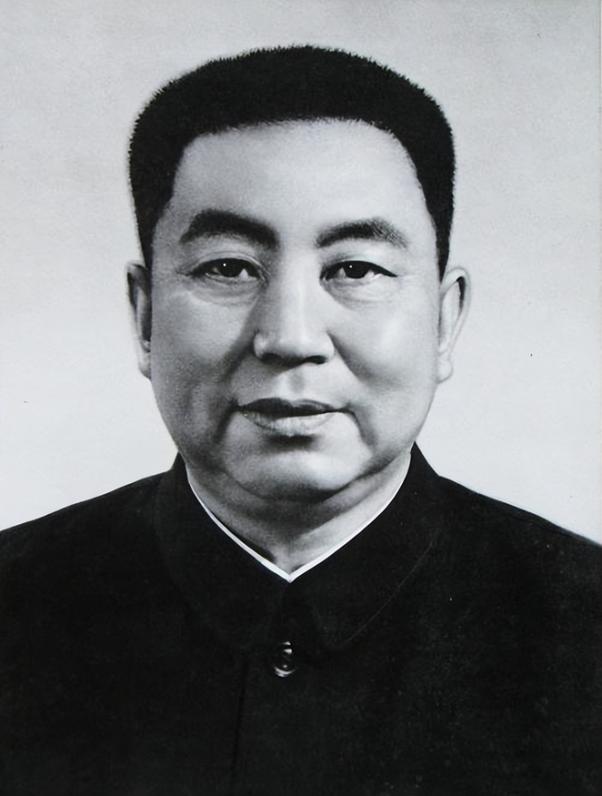 1976年9月9日毛主席去世后，华国锋违背毛主席的遗愿，力排众议，拍板决定修建毛