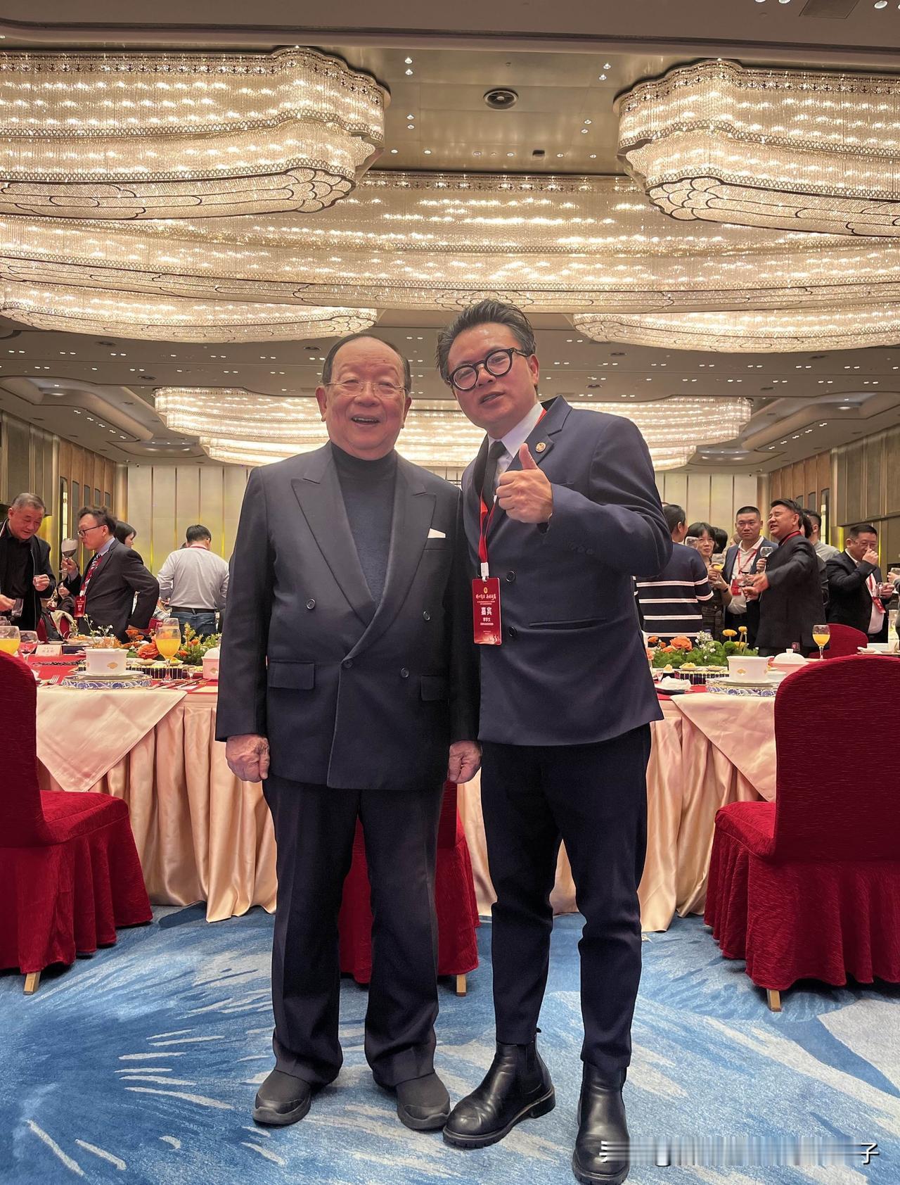 致以此文獻給海峽建設者
一群勇立潮頭的趕海人
一群台商從青年出發
走进媽媽的心里