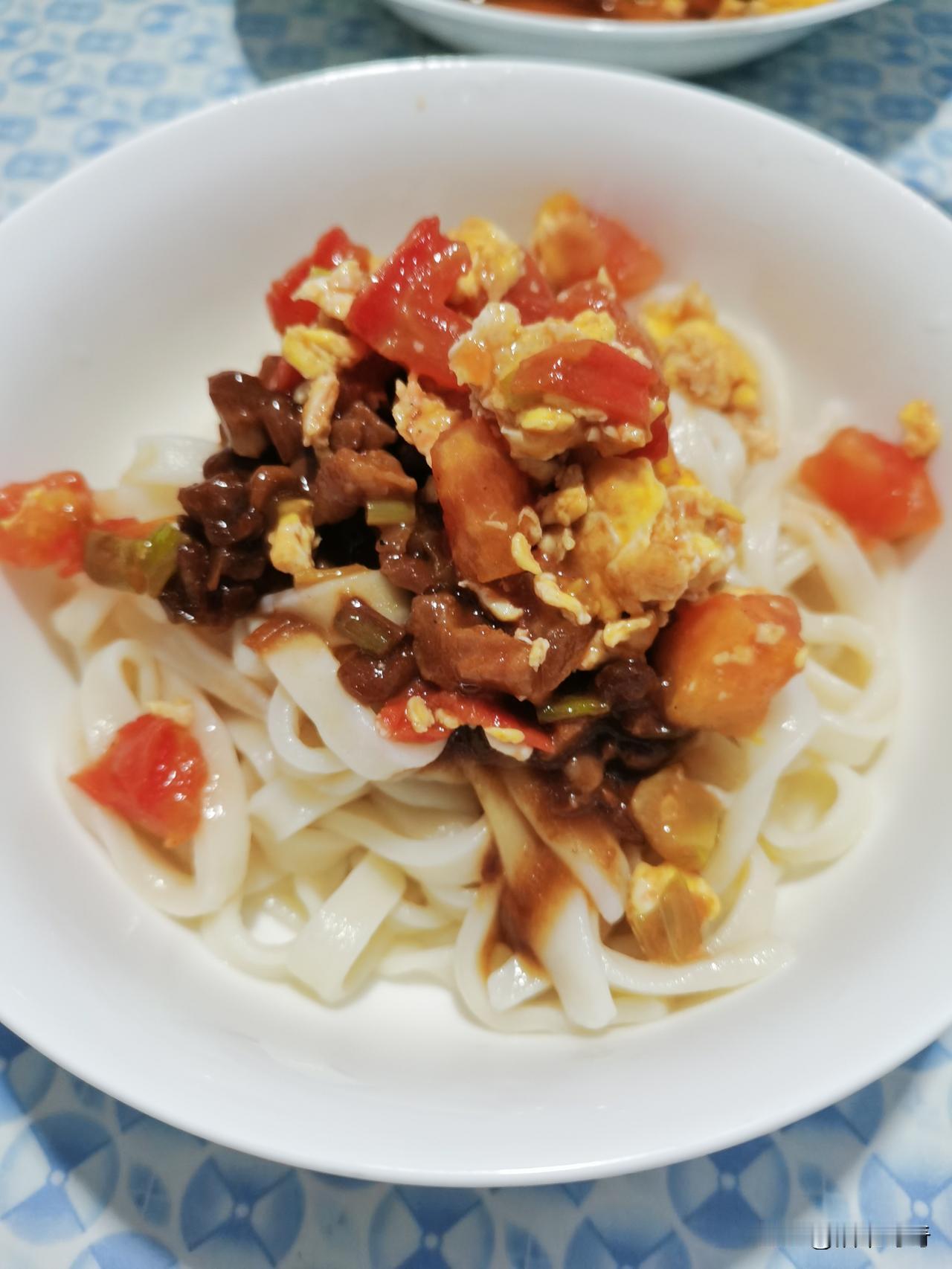 领导陪着员工一起吃食堂大锅饭，我吐槽菜没有油水。领导安慰我：先吃苦餐，才能接住以