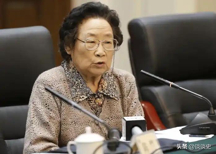 提起屠呦呦，大众的第一印象，是斩获诺贝尔奖、拯救亿万生命的顶尖科学家。但褪去所有