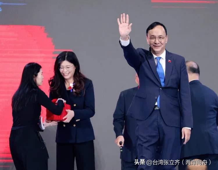 郑丽文将访大陆，台陆委会竟恫吓“最重5年有期徒刑。

郑丽文组团来大陆为两岸和平
