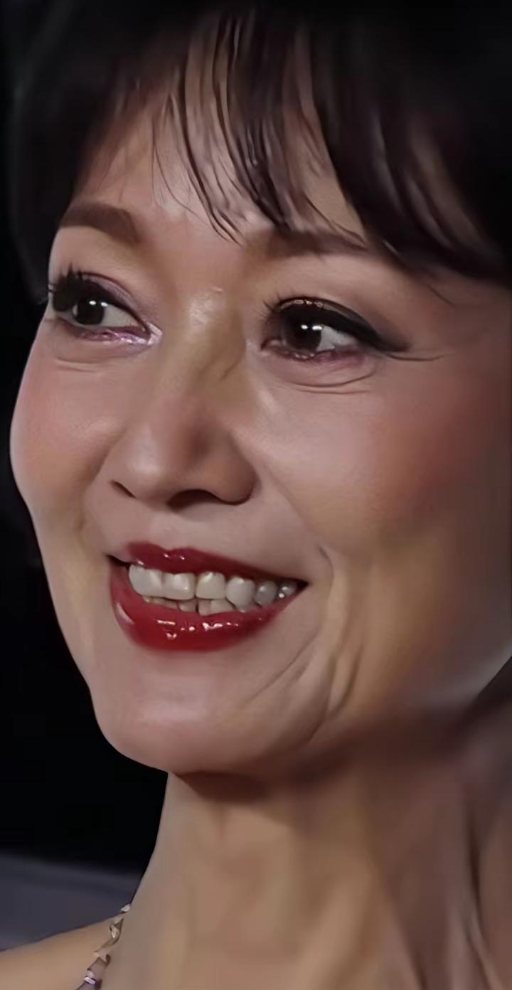 古稀之年，被称为不老女神的赵雅芝，大眼睛还是那么明亮，牙齿又那么白，虽说脸上有些