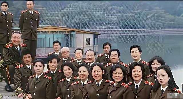 罕见八一电影厂老演员集体大合影，群星齐聚！[震惊][震惊][震惊]
王晓棠、王心