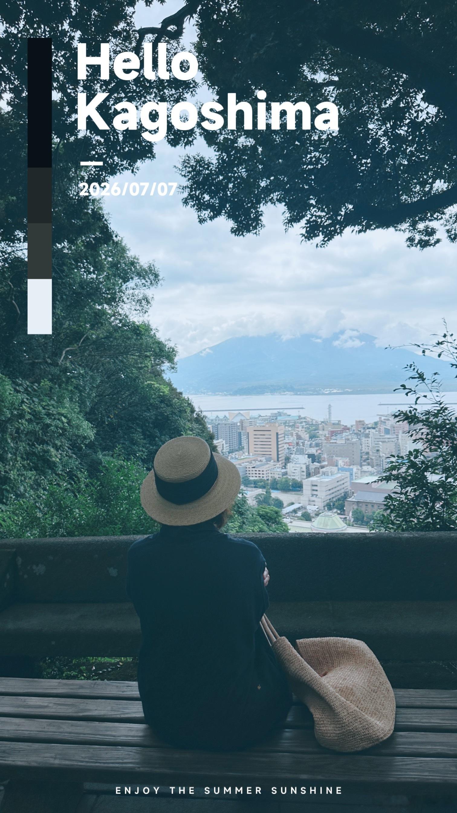 七月毕业旅行 坐在鹿儿岛的观景台上看樱岛。阳光刺眼，海面平静，火山静如挂画。但你