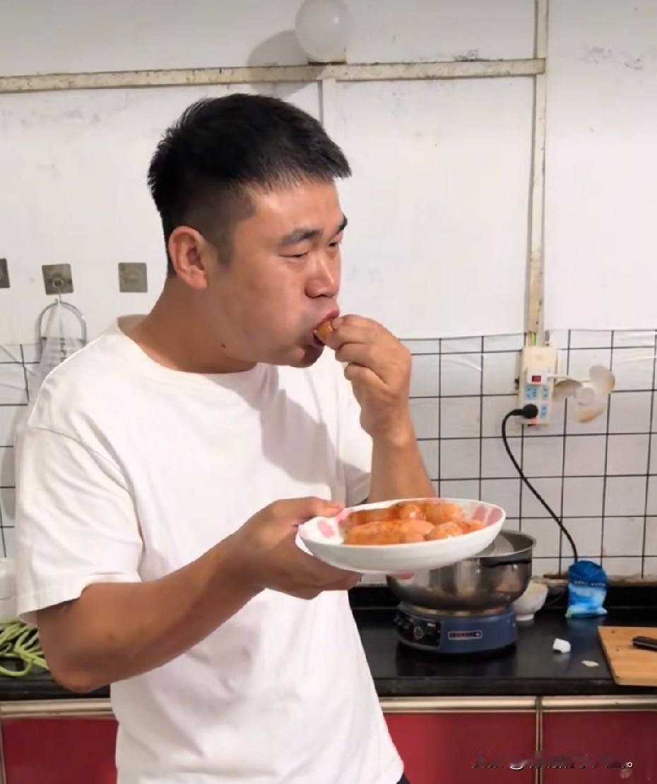 小故事！
     看看 半熟这个吃货，三下五除二，一盘子小肠就吃完了。也不知道