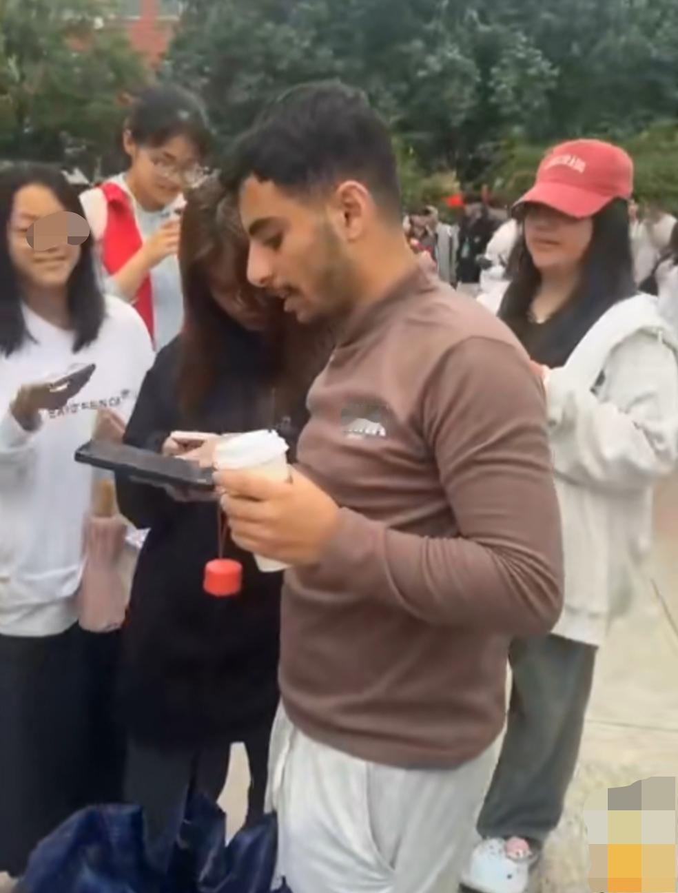 一群女生抢着加联系方式，顺便还来上一句恭维话：you are so friend