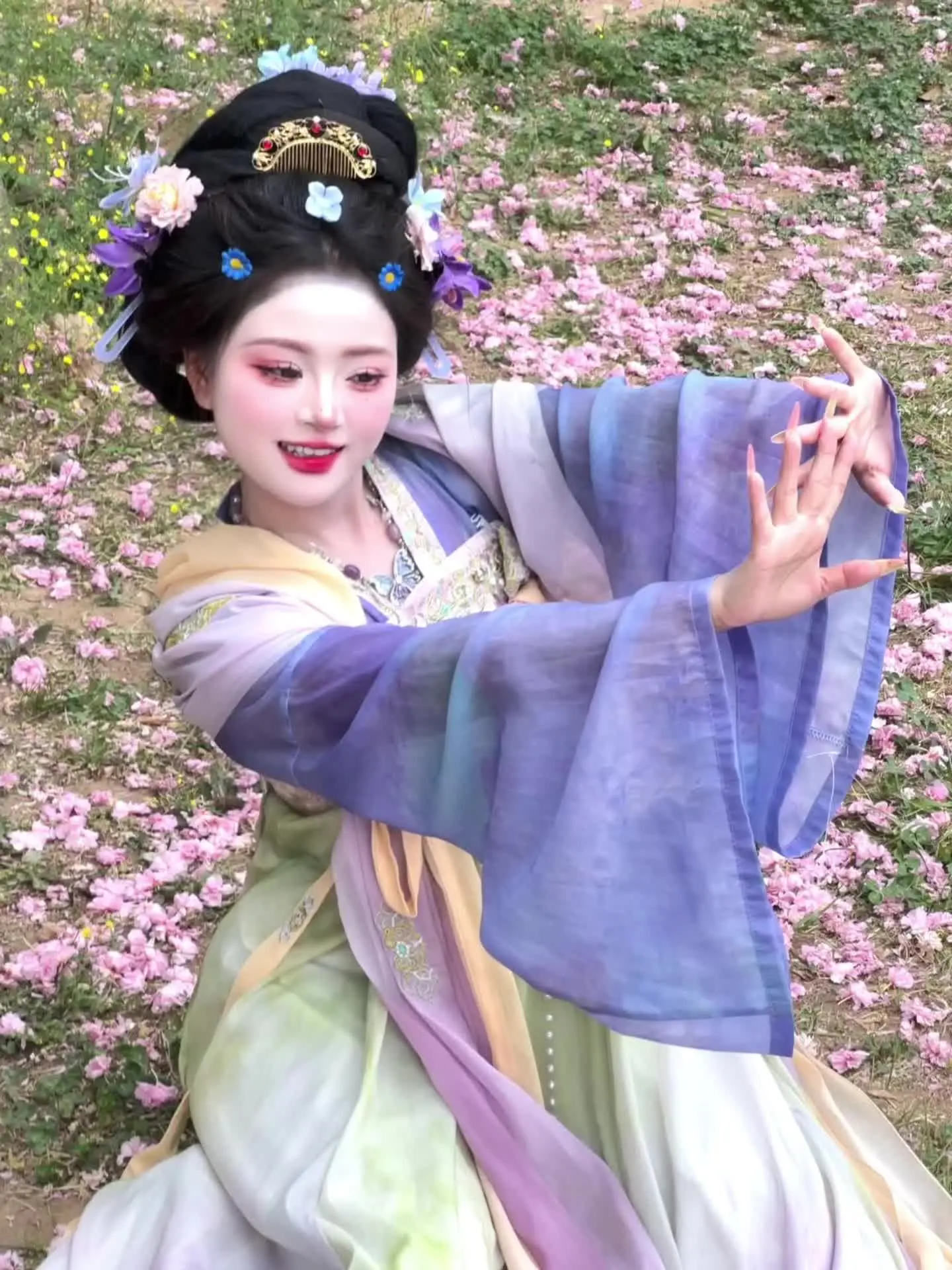 “谁在梳妆 惹来邻家少年郎”