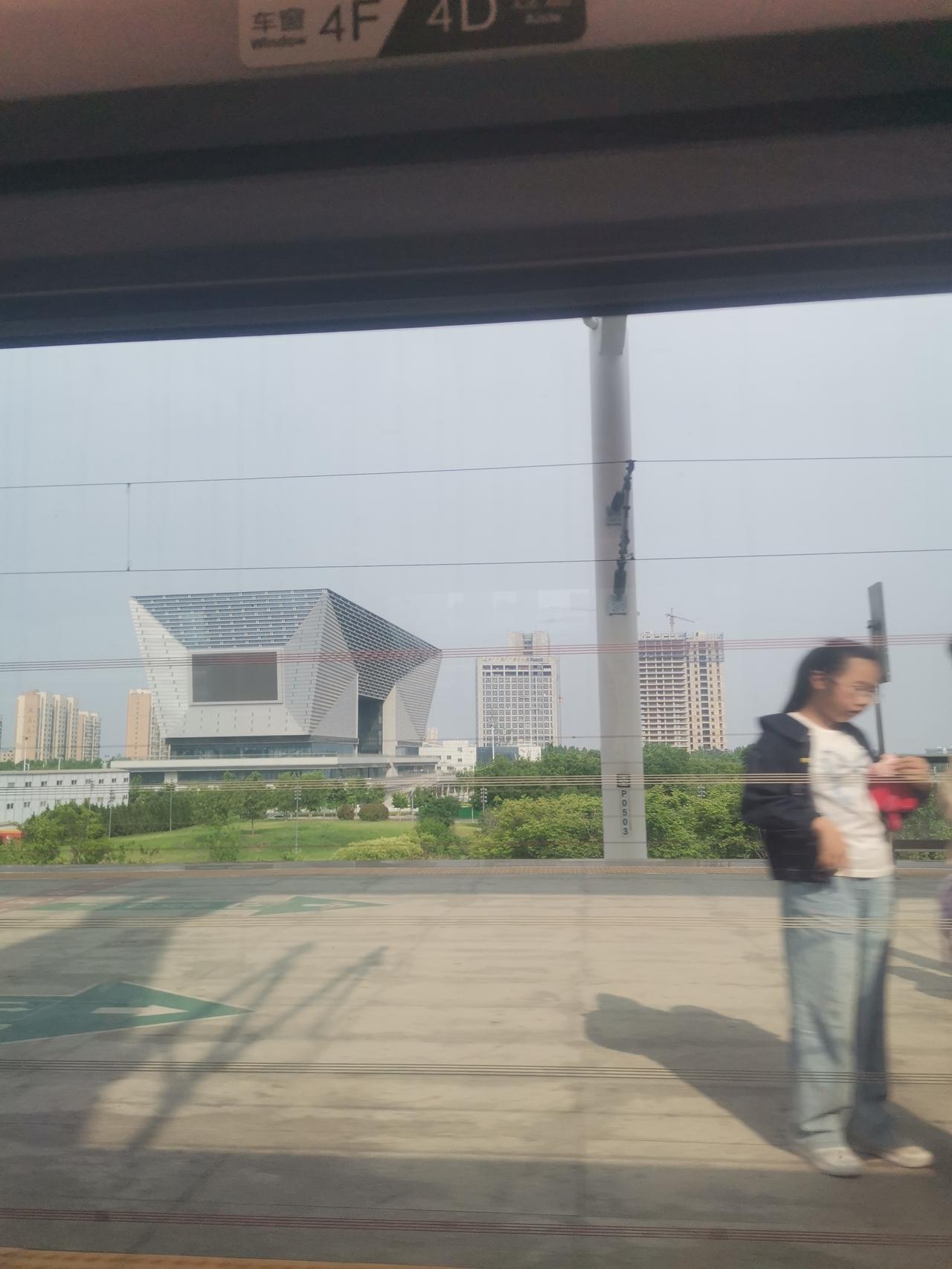 坐火车从安阳过，见有这么一个奇怪的建筑，有知道这是哪个单位的吗？