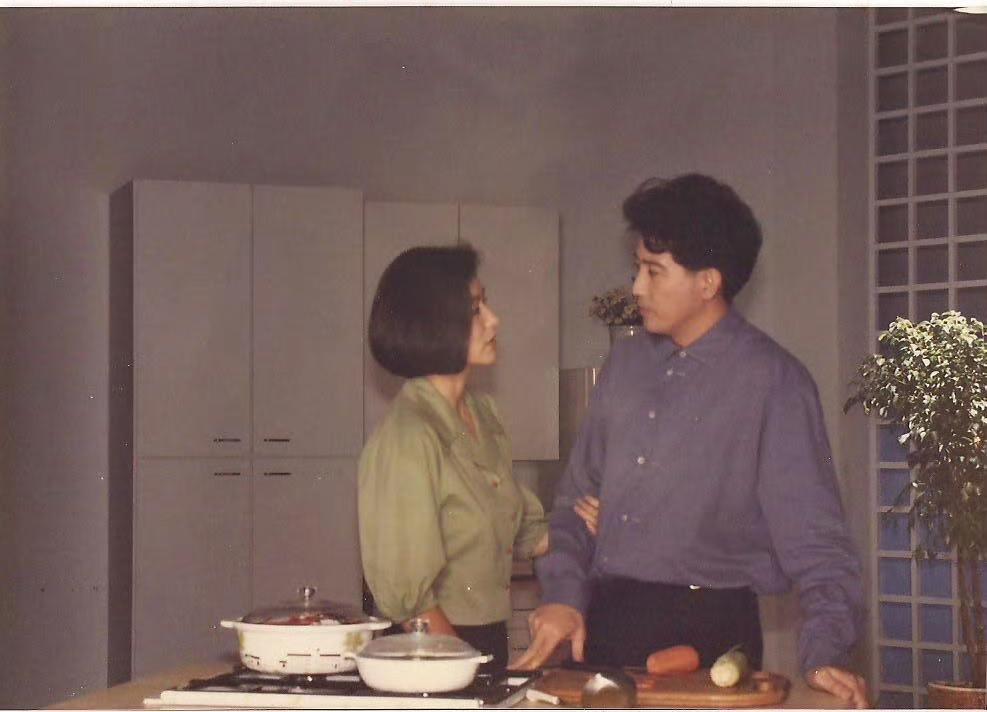 林青霞和秦汉的合影，这一张照片拍摄于1990年，地点在广告摄影棚内，是锅宝厨具的