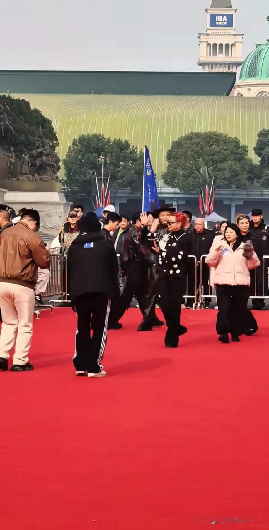 这几位确实唱得不错，模仿也有自己的特色，靠努力赢得认可挺值得骄傲的。毕竟各自努力