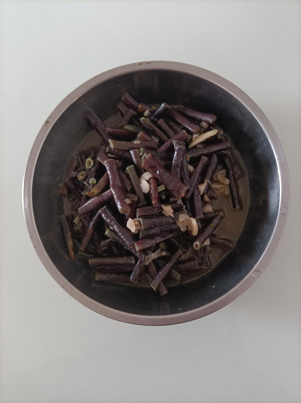 (3)与大家分享一下我们两个老人昨天的晚餐，一个炒红豆角，一个红烧肉，这是我傻老