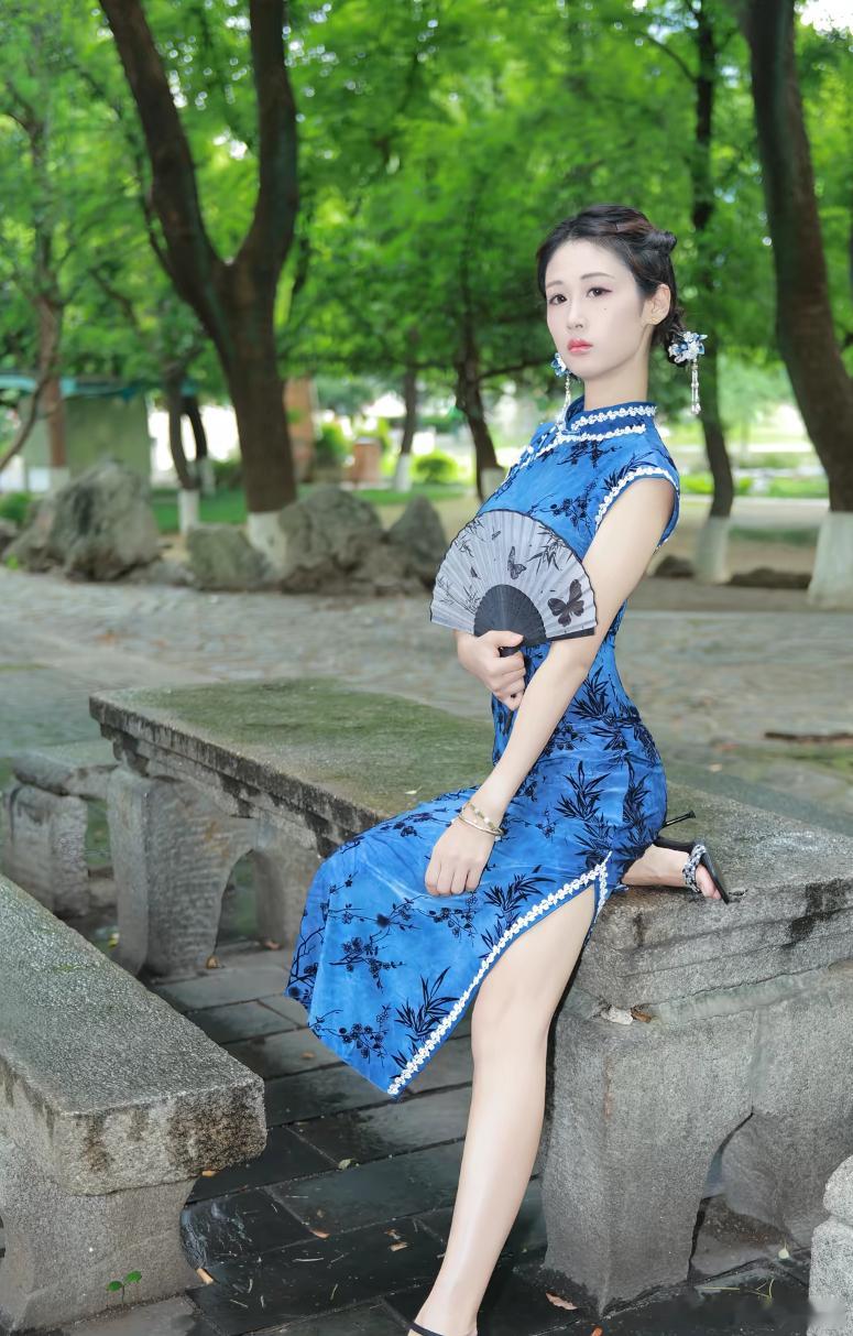 洋洋高锐，夏花红了吗◎都到了七月末了心……不是心爱……在哪里◎一个人来这悄悄……