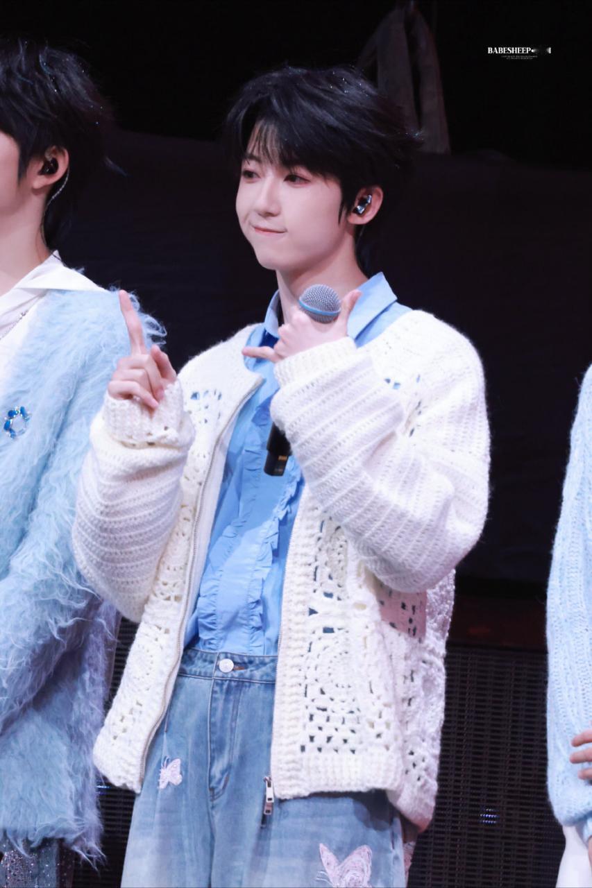 tg. 杨博文今天荣耀之战饭拍来了，又见招牌歪嘴笑杨博文歪嘴笑杨博文荣耀之战路透