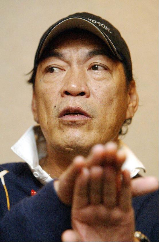 [微风]2005年，成奎安得知蓝洁瑛生活窘迫没钱吃饭，就赶到蓝洁瑛的房子附近，特