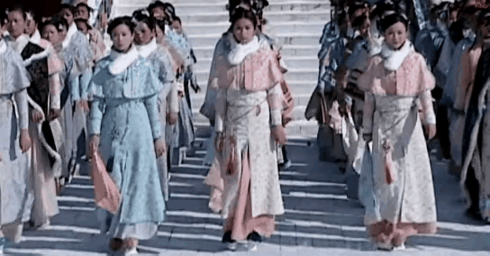 当年的玉莹小主美得惊心动魄……
如今的她已经是阔太和孩子妈……