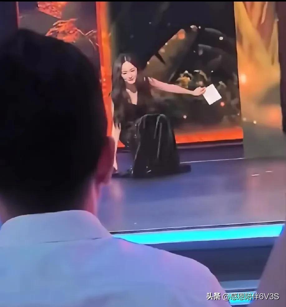 杨幂登台之际不小心踩到长裙，摔了一跤。这种拖地长裙虽然好看，但是走路实在是不方便
