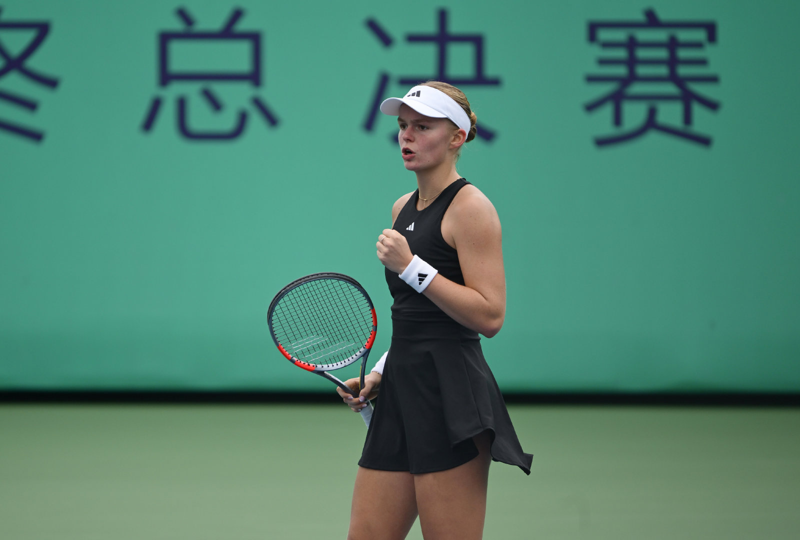 范德罗姆夺得女单冠军🏆国际网联青少年年终总决赛 女单决赛，4号种子范德罗姆苦战