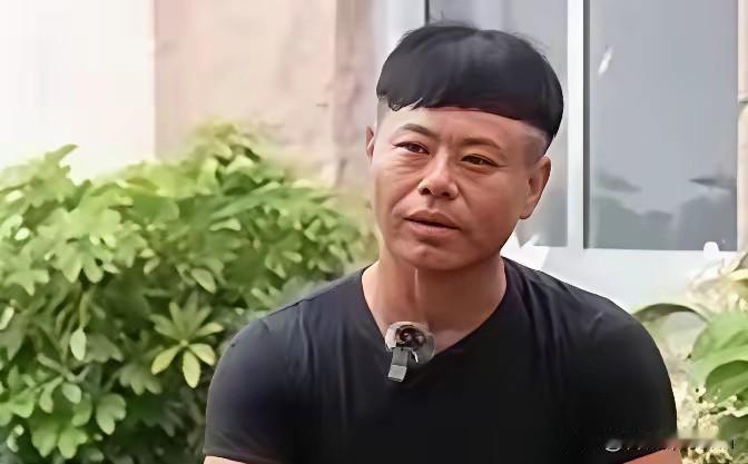 山东威海，一家3口去海边玩，结果，父子俩不慎被海浪卷走，妻子急得大喊：“有人会游