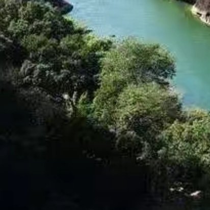 时间是个伟大的建筑师，它在无声中修补我们的裂痕。那些曾以为过不去的坎，终会在岁月