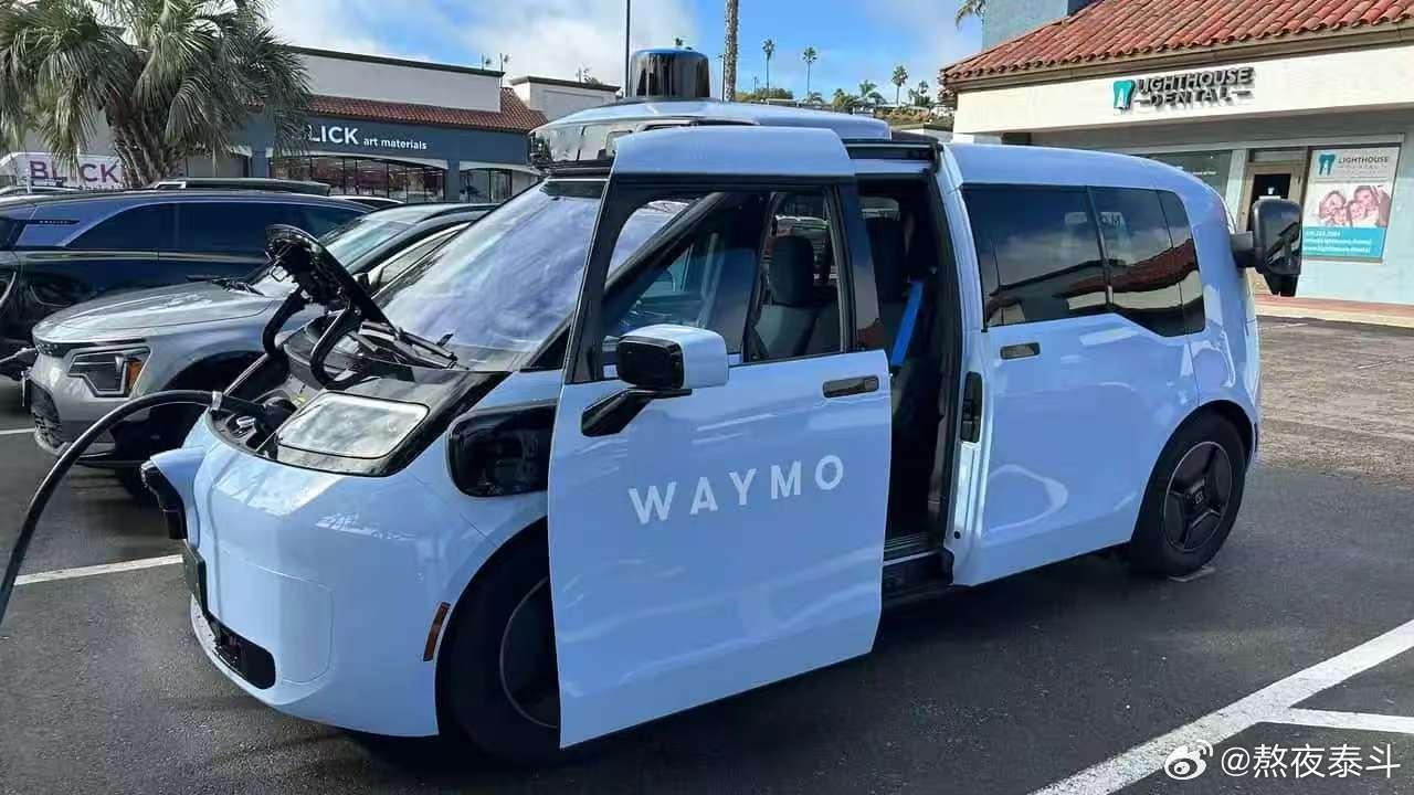 远赴美国打工的MIX表兄，WAYMO的极氪RT充电口竟然在正前方，充电枪直接怼嘴