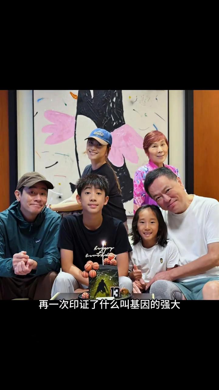 有一说一，小春哥的基因真的好强。7月2日陈小春、应采儿为大儿子Jasper庆13