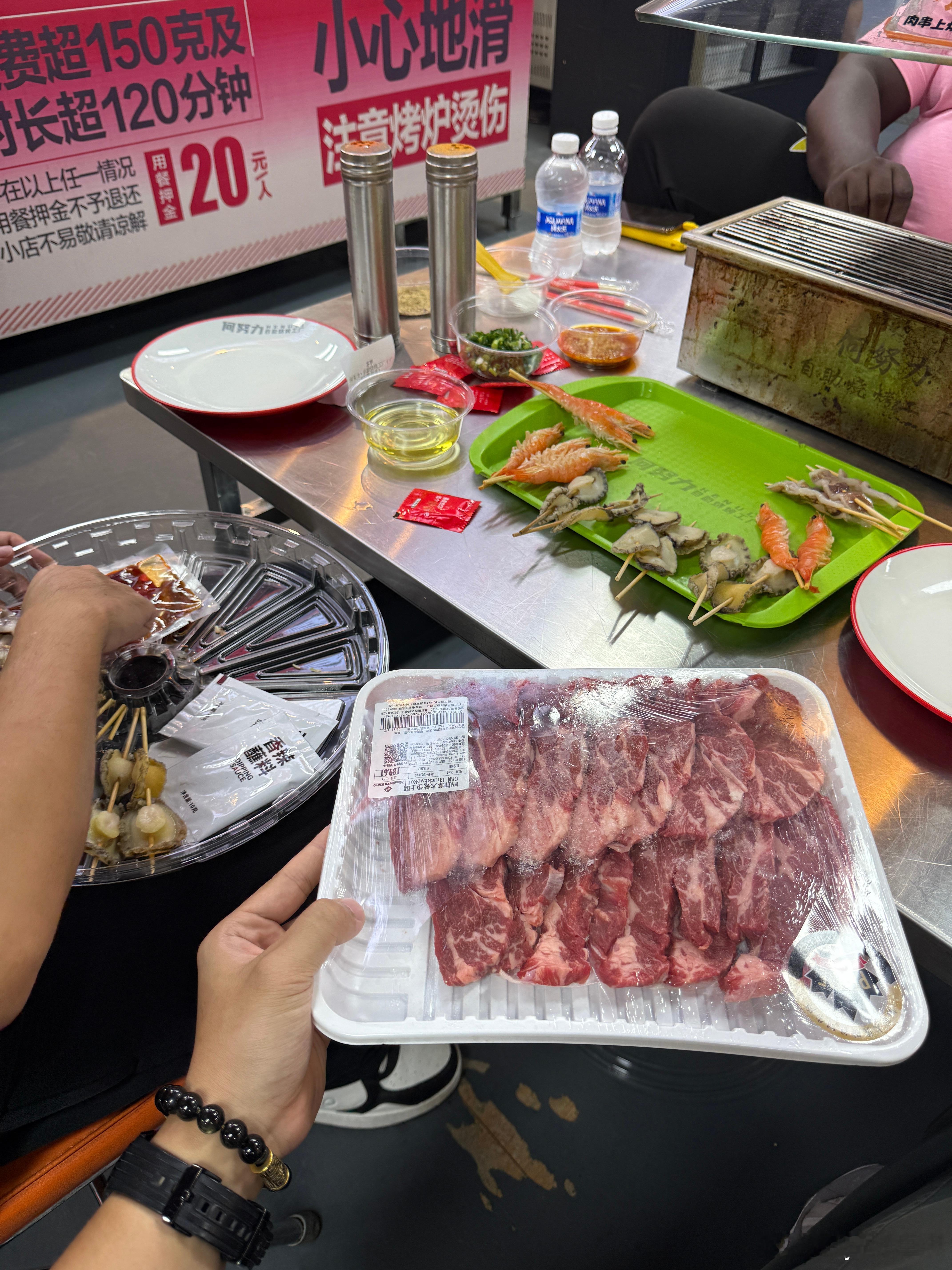 吃自助烤肉自带肉，这操作也是没谁了