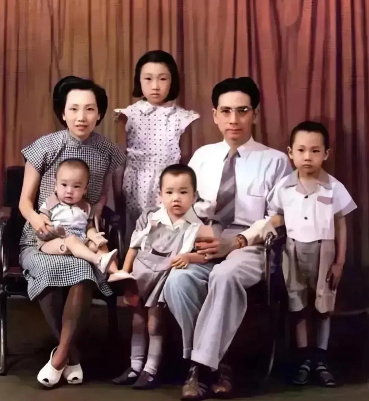 周恩来总理有两个弟弟，他的大弟周恩溥解放前就已去世，小弟周恩寿则是一位家庭幸福、