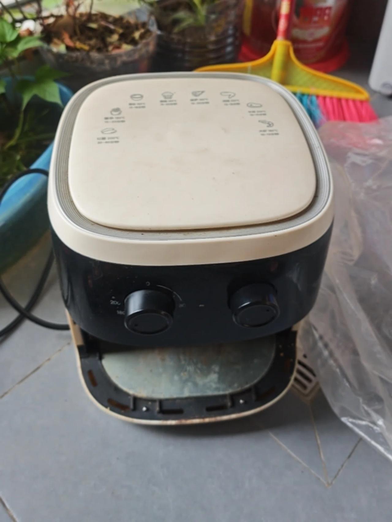 今天想修一下空气炸锅，加热慢，风扇不转，想拆出来修一下，拆开发现里面有些塑料件老