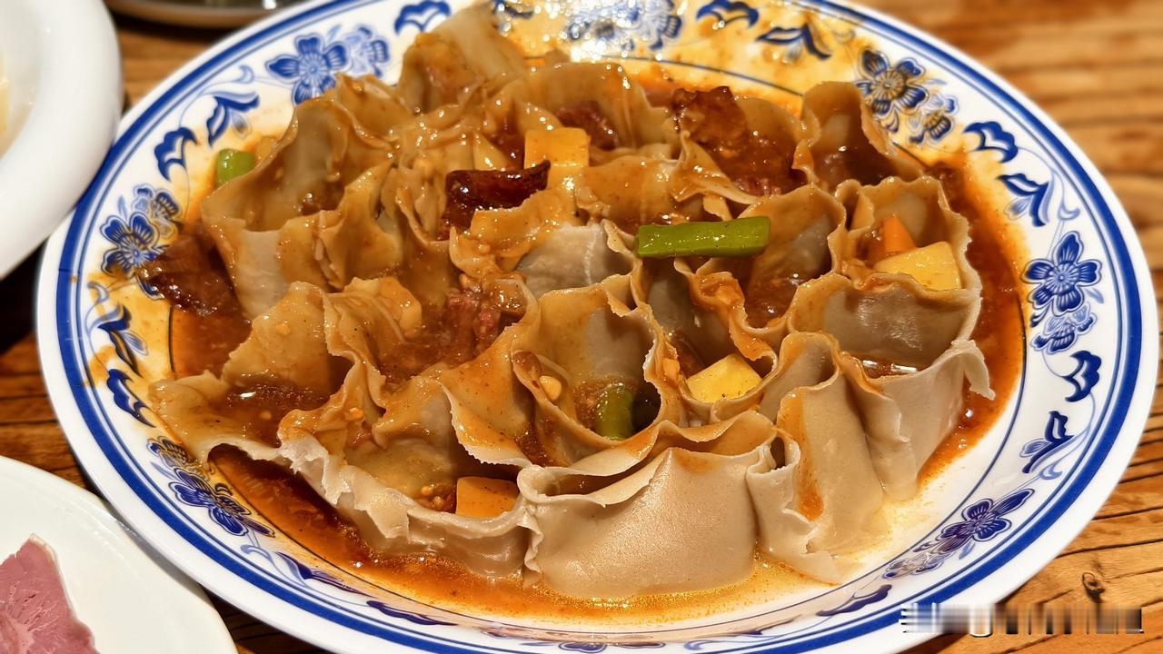 今天来平遥了，刚吃完午餐。
点了四个菜，平遥牛肉、香醋鸡蛋、凉拌碗托和牛肉栲栳栳