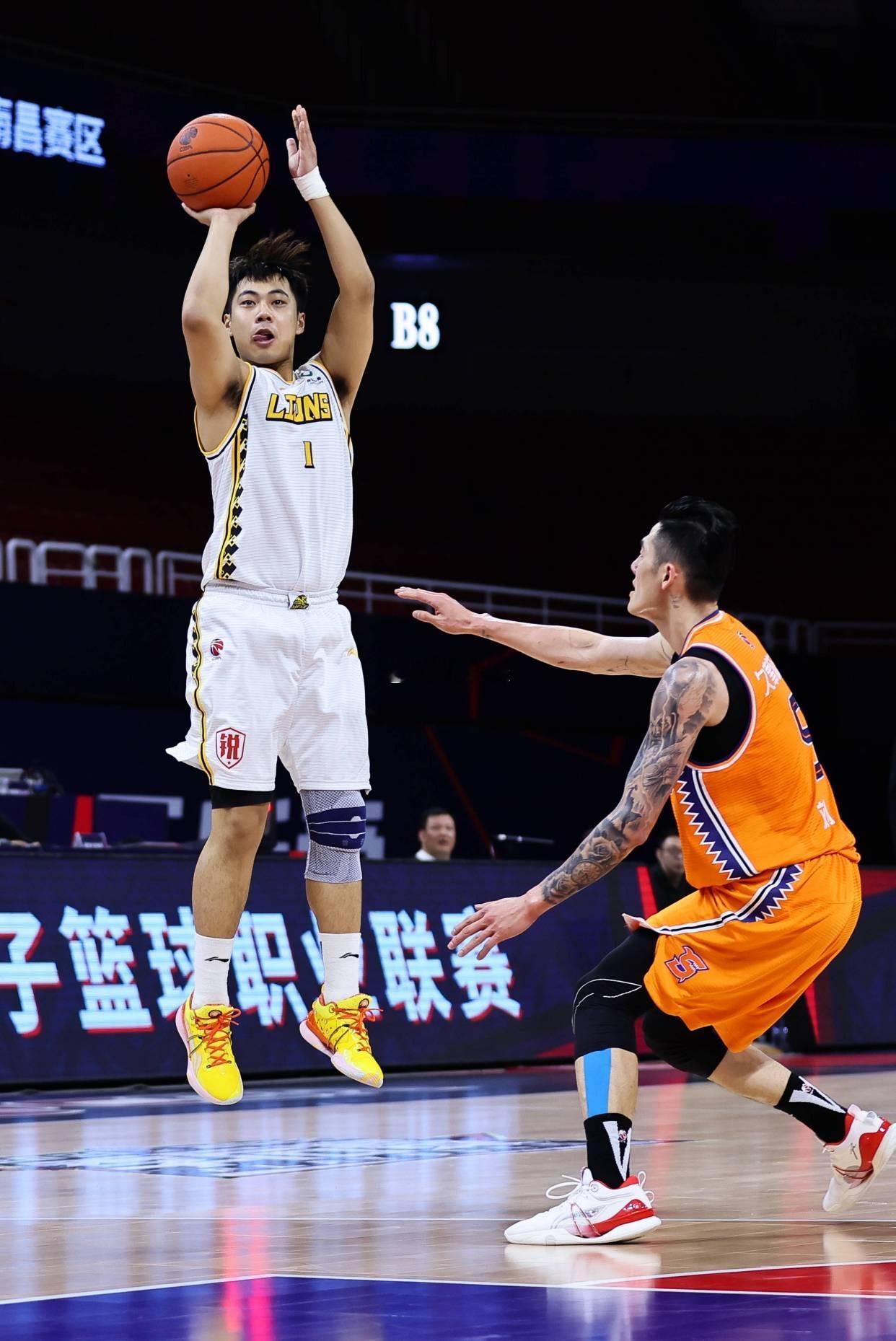 今天是广厦球员许可的25岁生日我的观赛搭子cba30年有你有我 ​​​