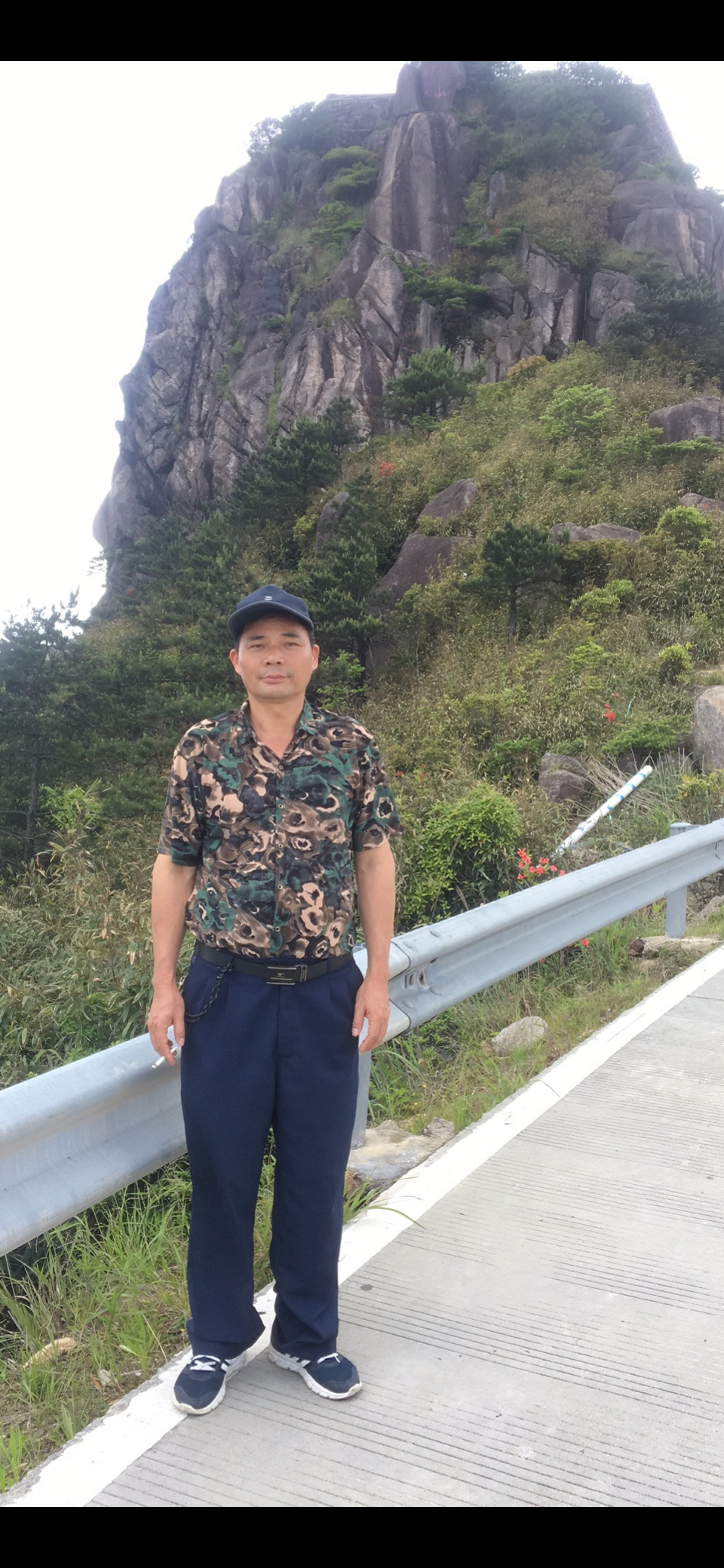 公公第一次出国，这一身衣服去泰国感觉像是本地人。