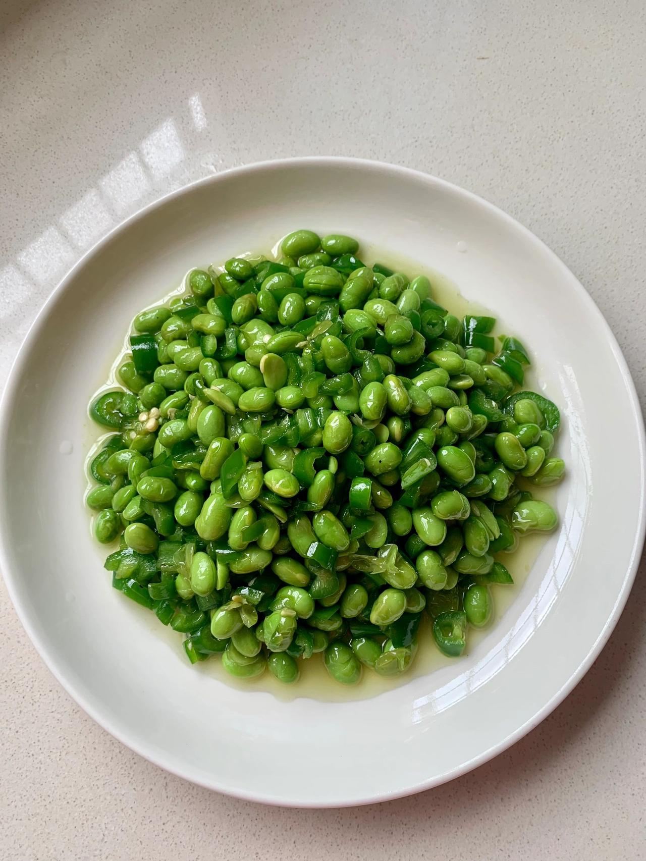 青椒炒青豆，老妈的菜，儿时的味道

宝子们，你们爱吃豆子吗？我小时候巨讨厌吃青豆