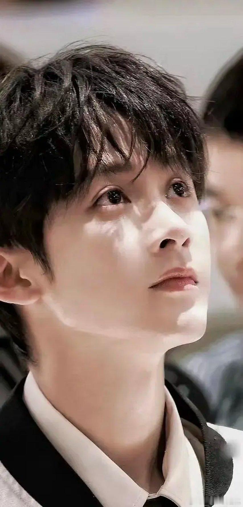 檀健次这张照片好乖呀，湿漉漉的眼睛看起来亮晶晶的 ​​​