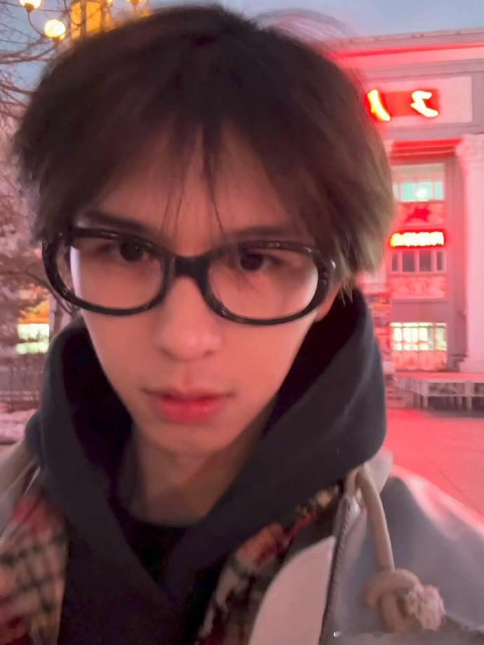 何浩楠南方人不嘴硬了  何浩楠南方人妥协东北是真的冷 哈哈，何浩楠被东北的寒冷打