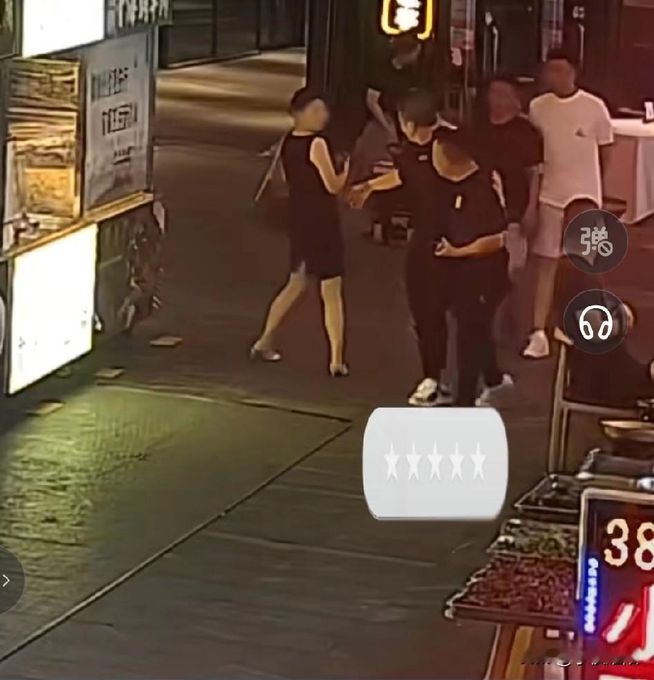 这随手一摸，把自己摸进了拘留所
夜晚，某地几名醉酒黑衣男子在经过一商业街时，面对