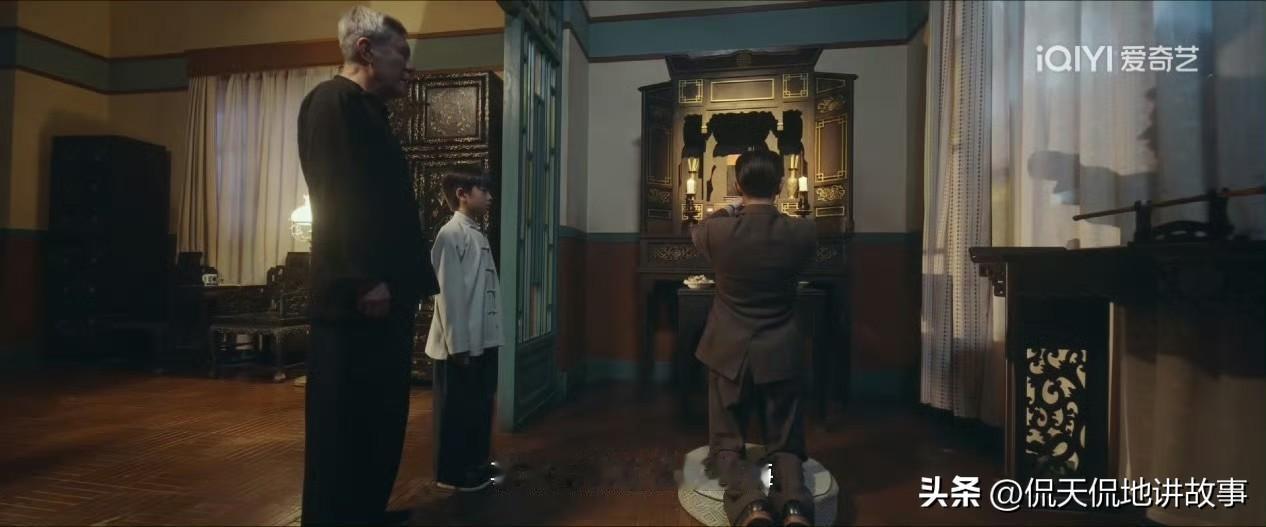里何贤祭拜祖宗时总带着儿子，细节太戳人了！何贤受阿爸教诲的时候，仔仔就乖乖在旁边