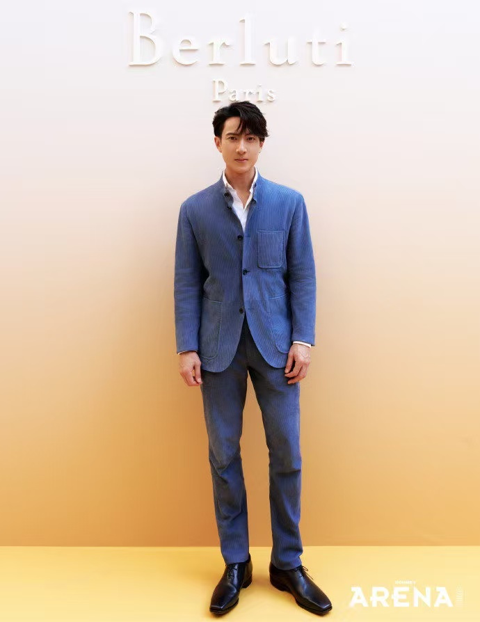 吴尊巴黎贵公子吴尊从古堡走出来的绅士 吴尊这状态真的绝了！蓝色条纹西装加复古场景
