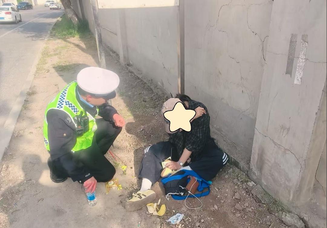 4月26日16时30分许，交管灞桥大队执勤四中队民警巡逻至狄寨西路公交站牌处时，