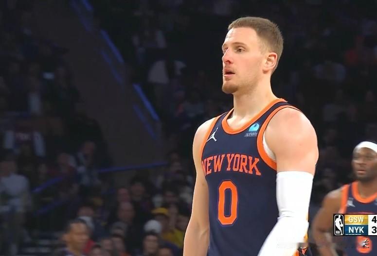 NBA赛场镜头：迪文岑佐吃了追梦格林一巴掌，居然还没给犯规！
  虽然看的出这个