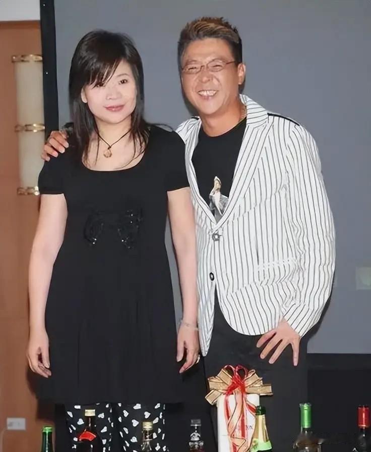 一首《再回首》唱哭无数人的姜育恒，欠下上亿债务后，亲朋好友的电话全打不通了，唯一